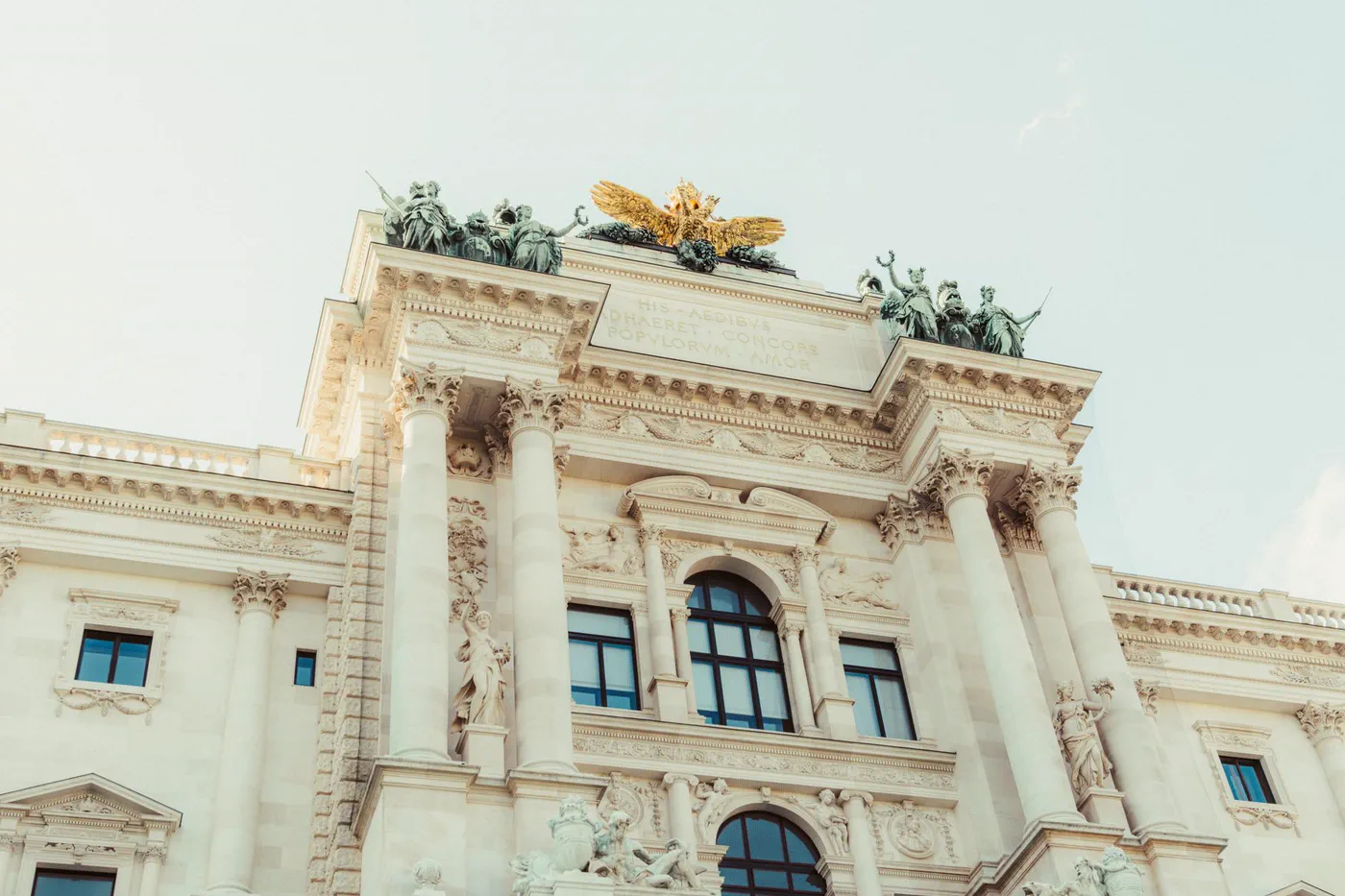 Fachada de un edificio histórico