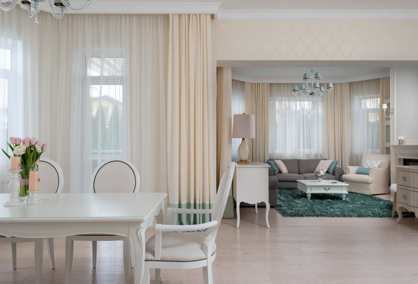 Salón y comedor luminosos de una vivienda